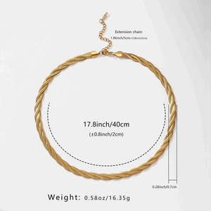 Dettaglio di una collana a triplo strato a catena a serpente dorata con moschettone