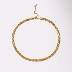 Collana a tre strati in maglia serpente dorata con chiusura a moschettone e catena
