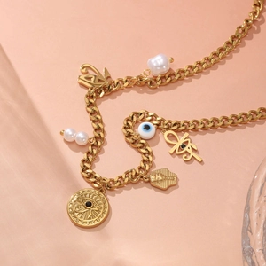 Goldene grobe Kette mit ägyptischen Anhängern, Evil-Eye-Perle und Barockperle