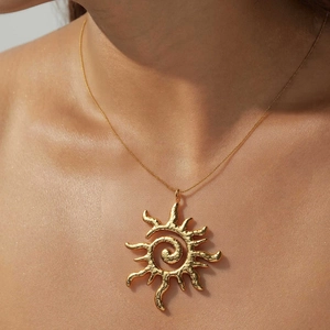 Collier soleil doré bohème avec pendentif spirale texturé sur une fine chaîne dorée