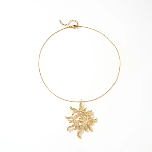 Collier élégant avec pendentif tournesol doré et rayons texturés sur fond blanc