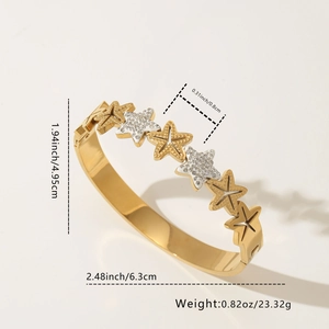 Bracciale dorato a forma di stelle con intarsio in pietra bianca e design aperto regolabile