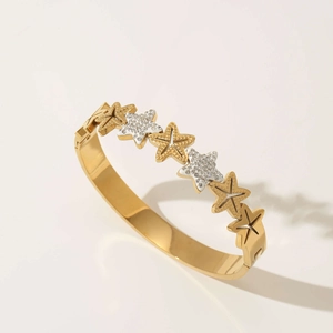 Bracciale a stella in acciaio dorato con smalto bianco e pietre di zircone scintillanti