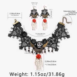 Detail von Gothic-Spitzenhalsband und Totenkopf-Ohrringen mit roten Rosen-Anhängern