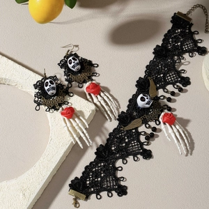Gothic Choker-Set aus schwarzer Spitze mit Totenkopf-Anhänger und Rosen-Ohrringen