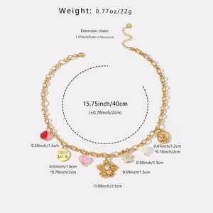 Detailansicht der goldenen Kette mit Perlenblumen und roten Anhängern Maße