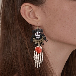 Gothic-Ohrringe mit Totenkopf, Mondsichel, roter Rose und Knochenhand-Anhänger