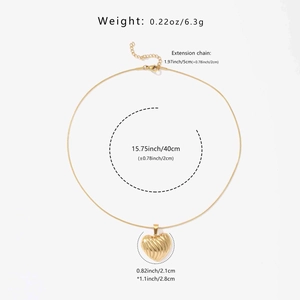 Détail du collier cœur doré 6,3g avec texture coquille et mesures de taille