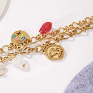 Goldene Halskette mit Good Luck Medaille, rotem Kristall und floralen Anhängern für Damen