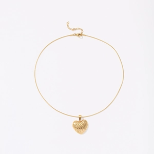 Collier cœur doré à texture ondulée sur une chaîne serpent sophistiquée