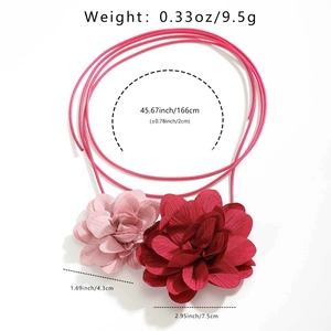 Detailed view of bicolor fabric flower necklace with weight and length measurements