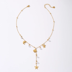Collier en acier doré avec pendentifs coquillage étoile de mer et perles sur fond blanc