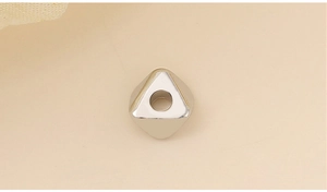 Vue rapprochée d'une perle en métal argenté poli en forme de pyramide pour bijoux DIY