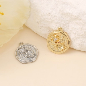 Vue macro des pendentifs à relief floral en or et argent avec centre en zircon
