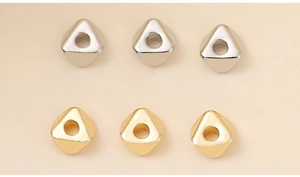 Détail de perles d'espacement triangulaires en métal doré et argenté pour bijoux DIY