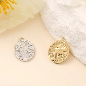 Détail de pendentifs vintage en métal avec silhouette pour la création de bijoux