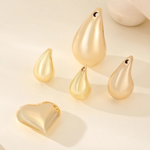 Goldene Tropfen- und Herzanhänger aus Metall für die DIY-Schmuckherstellung