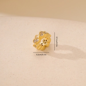 Nahaufnahme der goldenen Herz-Ohrklemme mit Zirkonia und präzisen Größenangaben