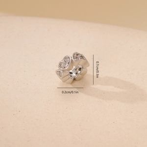 Makroaufnahme der silbernen Herzperle mit Zirkonia, Maße ca. 0,7 cm x 0,2 cm