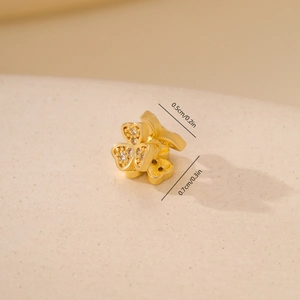 Makroaufnahme der vergoldeten Kleeblatt-Perle mit glitzernden Zirkonia 0,7x0,5cm