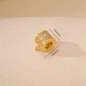 Makro-Detail einer 0,7 cm vergoldeten Zwischenperle mit Zirkonia für DIY-Schmuckbau