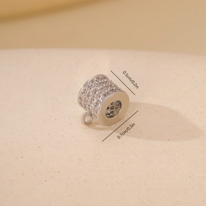 Makroaufnahme einer 0,7 cm Metallperle mit Zirkonia-Besatz für DIY-Schmuckherstellung