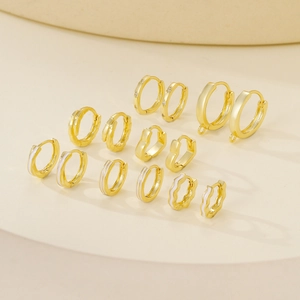 Set gouden geometrische huggie oorbellen met emaille en zirkoon voor sieraden maken