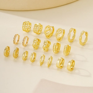 Colección de pendientes de aro dorados geométricos con diseños trenzados y cristales incrustados