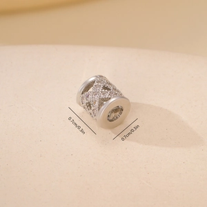 Makroaufnahme einer 0,7cm Silber-Zwischenperle mit Hohlmuster und weißen Zirkoniasteinen