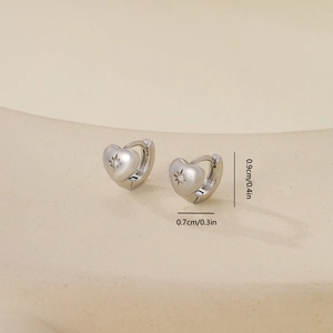 Detail van zilveren hartvormige oorbel met ster-zirkonia en 0,9 cm afmeting indicatie