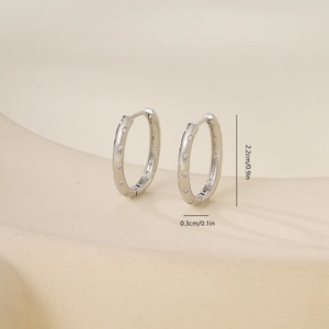 Detailaufnahme der Silber-Creolen mit Zirkonia, Größe 2,2 cm mal 0,3 cm