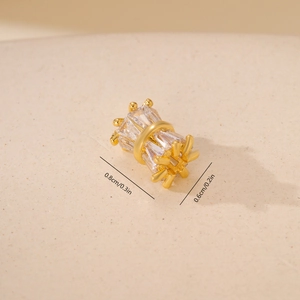 Makroaufnahme von Zirkon-Gold-Abstandshaltern mit 0,8 cm Maßangabe für DIY-Schmuckherstellung