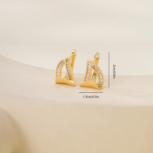 Detail von goldenen geometrischen Ohrringen mit Zirkonia-Inlay und Maßen 2cm x 1,3cm