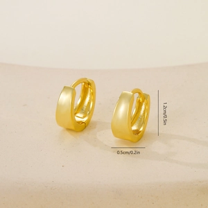 Detalle macro de pendientes de aro geométricos dorados con medidas 1,2 cm de alto y 0,5 cm de ancho