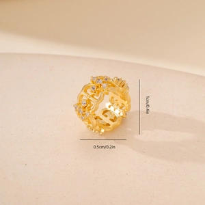 Detail der 0,5 cm breiten goldenen hohlen Zwischenperle mit Zirkonia für Schmuckherstellung