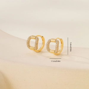 Detailansicht goldener Creolen mit kleinen weißen Zirkonia-Steinen besetzt, 14 mm