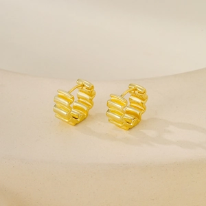 Créoles dorées minimalistes avec design texturé ondulé et finition métallique brillante