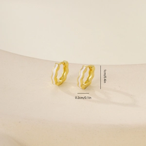 Detail van 1cm gouden oorringen met wit emaille coating en golvende textuurmaten