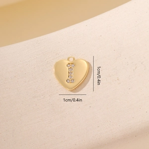 Dettaglio macro del ciondolo a cuore in oro 18K con lettera I in zircone e misura 1cm