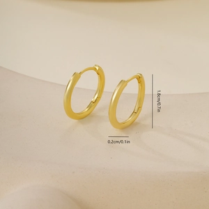 Detailweergave van de gouden geometrische oorringen van 1,8 cm met gepolijste afwerking