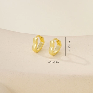 Gepolijste gouden hartvormige oorringen met afmetingen van 1,1 cm hoog en 0,3 cm breed