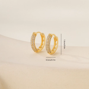 Detailansicht der goldenen Zirkonia-Ohrringe mit 1,6 cm Durchmesser und 0,3 cm Breite