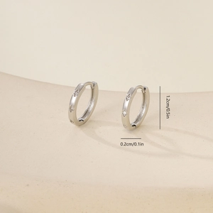 Detailopname van zilveren ronde oorbellen met sterzirkonia en afmetingsspecificaties