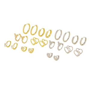 Set van twaalf paar geometrische gouden en zilveren oorringen met zirkoniasteen