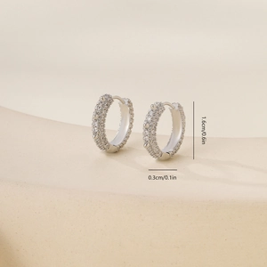 Detailansicht der Zirkonia-Creolen mit Maßen: 1,6 cm Durchmesser und 0,3 cm Breite für Schmuck