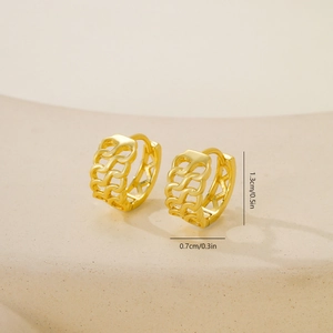 Detalle de pendientes trenzados dorados con dimensiones de 1,3 cm de alto y 0,7 cm de ancho