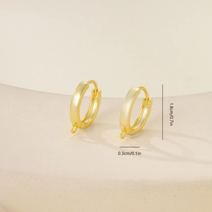 Detail van gouden geometrische oorringen voor DIY-sieraden, afmetingen 1,8 cm x 0,3 cm