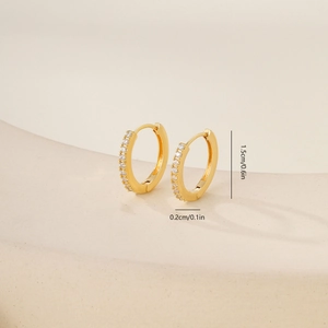 Detailansicht goldener Zirkonia-Ohrringe, 1,5 cm Durchmesser, für handgefertigten Schmuck