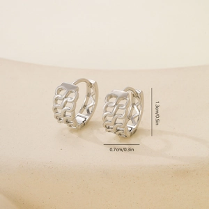 Vista detallada de pendientes huggie plateados trenzados, altura 1,3 cm y ancho 0,7 cm