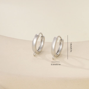 Detailoverzicht van zilveren geometrische oorringen voor DIY sieraden maken